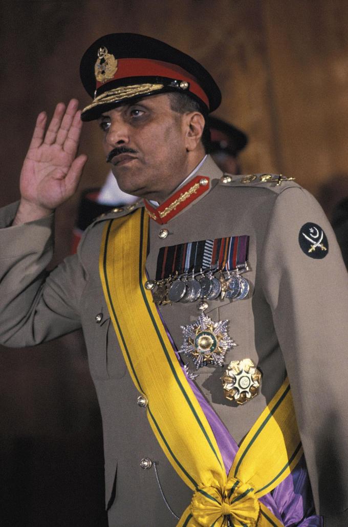Le général Muhammad Zia-ul-Haq s’empare du pouvoir au Pakistan en 1978. Pendant dix ans, il islamise la société..