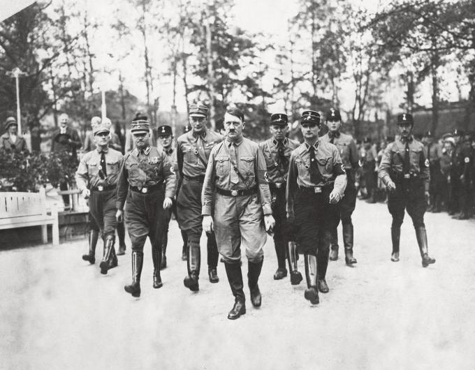 NSDAP-partijleider Adolf Hitler komt aan op een bijeenkomst van de rechtse oppositie in Bad Harzburg in 1931.