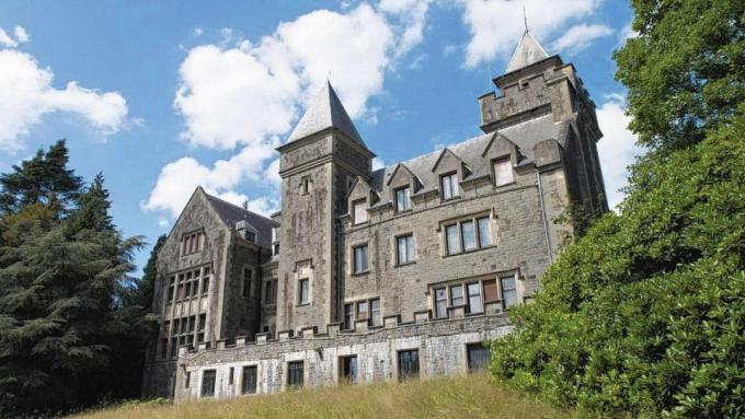 Là où trône le château du Celly, la société Mamm-Ut souhaite construire un vaste complexe hôtelier de luxe, capable d'accueillir 700 personnes par jour. Pour les habitants, c'est non!