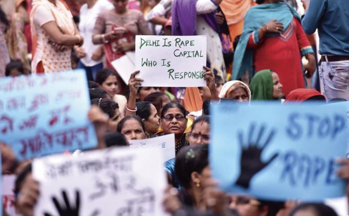 Les violences faites aux femmes restent un fléau en Inde malgré des avancées législatives pour les poursuivre et les condamner.