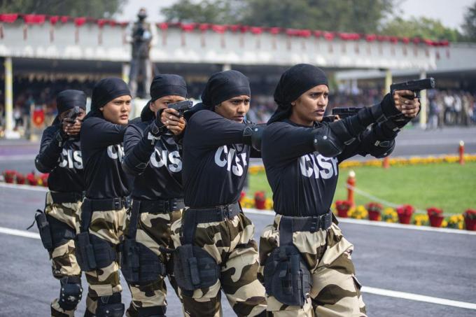 Le femmes prennent petit à petit leur place dans l’armée indienne malgré la résistance d’une institution empreinte de machisme.
