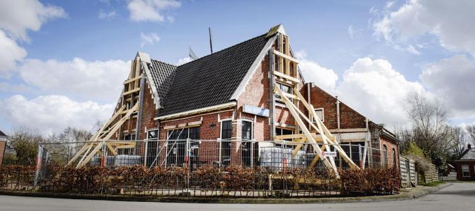 Ses fondations endommagées par les séismes provoqués par l’exploitation gazière, le café Nastrovje, à Zeerijp, a dû fermer ses portes.
