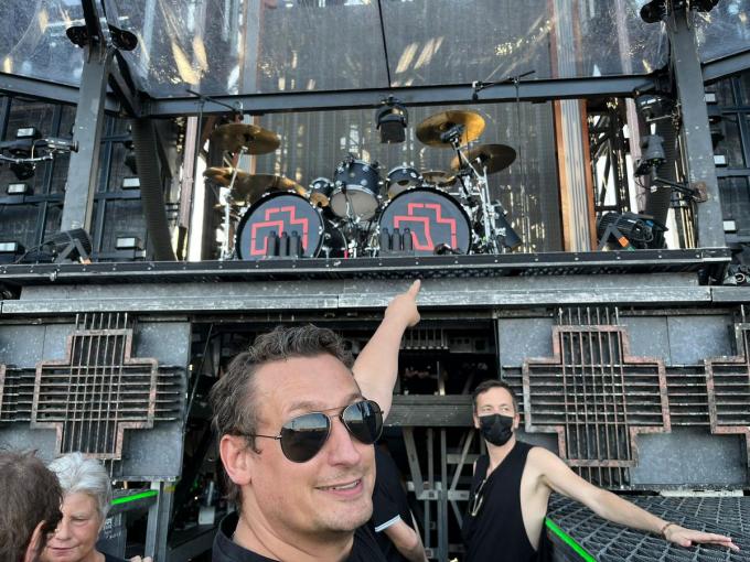 Wesley woensdagavond op het podium, hij wijst naar het drumstel van Christoph ‘Doom’ Schneider.