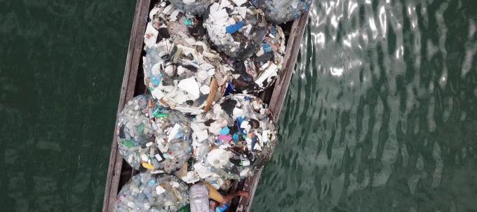 Une fois ramassé, le plastique océanique est emmené vers des sites de traitements où il sera recyclé dans 90% des cas.