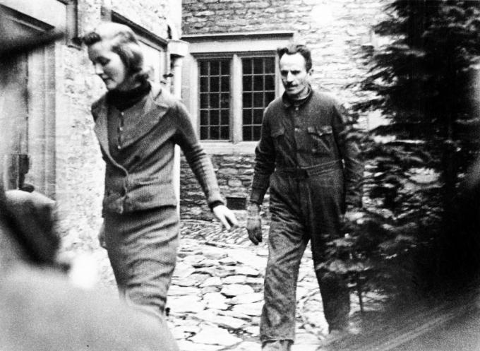 Diana Mitford met haar man, fascistenleider Oswald Mosley in 1943, toen ze onder huisarrest stonden.