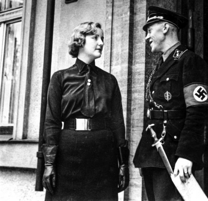 Unity Mitford (met een nazileider): de vrouw die Hitler aan het lachen kreeg.
