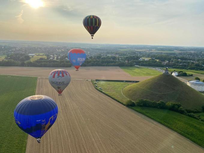 Un vol de montgolfières par-dessus le champ de bataille de Waterloo.