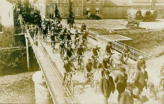 Op dit archiefbeeld zien we de boerengilde die passeerde op de brug tijdens inhuldiging van de nieuwe vlag in 1926. (foto Poperinge Verbeeldt)