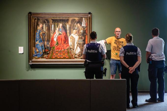 Wouter lijmde zich ook al vast aan een schilderij van Jan van Eyck in Brugge.
