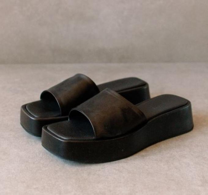 Zwarte sandalen met plateauzool in vegan leer