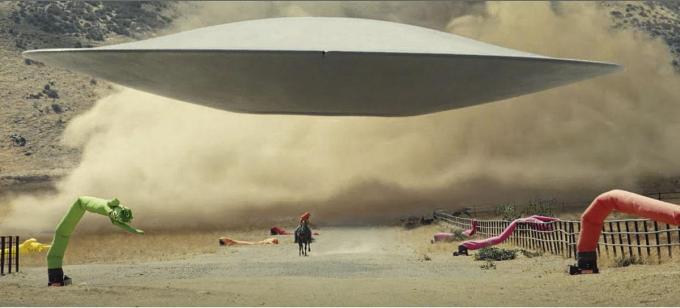 Peeles vliegende schotel ziet er wel erg rudimentair uit. ‘Zo versterken we het mysterie’, zegt de regisseur, die het gevaarte ‘Jean Jacket’ doopte.