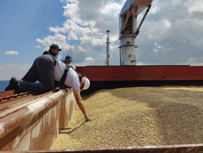 Un premier navire rempli de maïs a quitté Odessa: gage de bonne volonté russe?