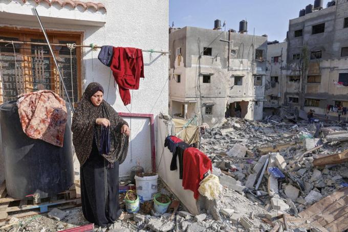 Une Palestinienne étend du linge, à Gaza, le 8 août 2022, dans sa maison endommagée, alors que le cessez-le-feu de la veille est maintenu.