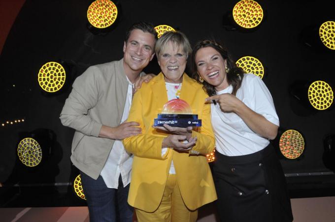 Margriet, samen met de presentatoren Niels Destadsbader en Siska Schoeters.