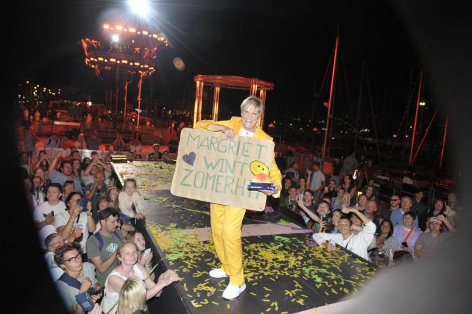 Deze fans wisten al vooraf met zekerheid dat Margriet ging winnen. De zangeres nam de pancarte mee naar huis.