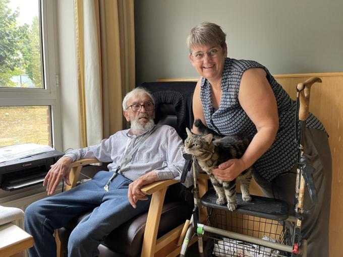 Bewoner Jozef Vanhoutte met zijn dochter Sandra en katje Mieke. (foto AVH)