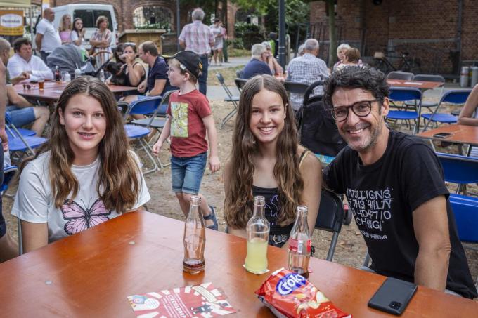 Feline Allegaert, Maud Vandoorne en Tom Vandoorne proberen jaarlijks af te zakken naar de festiviteiten in hartje Dadizele. “Dit is een jaarlijkse traditie”, aldus Tom, de papa van Maud. “We zijn gestart met de rommelmarkt en na de openingsceremonie gaan we nog eens de straten in. Misschien blijven we ook wel iets eten.” Feline en Maud voelden zich onmiddellijk thuis op het evenement. “Er is alleszins al veel volk aanwezig. Sowieso is dit een evenement dat ieder jaar veel volk naar Dadizele lokt. De sfeer op deze feestdag is altijd optimaal en met dit aangename weer klopt het volledige plaatje.”