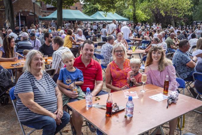 Kathy Deleye, Warre Platteeuw, Torre Platteeuw, Martien Vandendriessche, Ada Kostrubiec en Wim Raes waren al van ‘s morgens vroeg te vinden in Dadizele. “Wij komen uit Oekene, maar familie van ons speelt in het muziek. Naar jaarlijkse gewoonte zijn we hier dan ook aanwezig. We maken er telkens een gezellig uitje van. Traditiegetrouw starten we ‘s morgens met de rommelmarkt en zakken we daarna af naar de openingsreceptie. Na hier genoten te hebben van een drankje doen we nog eens een grote toer door de gemeente. We zijn blij dat alles weer op een normale manier kan doorgaan.”