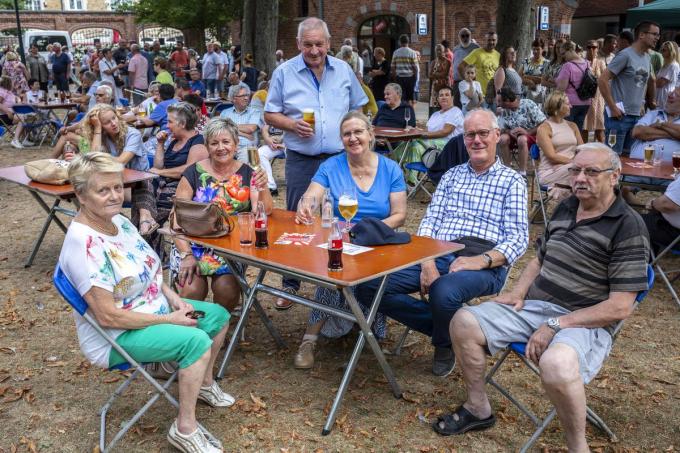 Voor Nadja Smigielska, Geert Vangheluwe, Martine Wyffels, Luc Schepens, Nicole Stadeus en Marc Dejonckheere heeft de avondmarkt in Dadizele nog maar weinig geheimen. Meer nog, Luc Schepens stond meer dan vijfentwintig jaar mee in voor de organisatie van het hele gebeuren. “Ik ben blij om nu toch eens volop te kunnen genieten en zelf niet veel te moeten doen.” Voor Nicole was het vooral uitkijken naar de openingsceremonie. Daar werden Automobielclub Dadizele en het koor Cantabile gehuldigd als nieuwe Ghesellen van de Pompe. “Wij kennen Marnik van de rally goed en zijn dan ook fier dat de rallyorganisatoren hier vandaag gehuldigd worden voor hun inspanningen.”