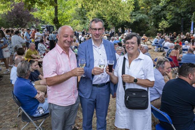 Voor Katrien Desmet en Jean-Marie Eggermont uit Lauwe werden de Pompeschittersfeesten een blij weerzien met priester Marc Vantyghem. “We kennen Marc van toen hij nog in Lauwe werkte. We hebben nog samengewerkt binnen de parochie. Het begin van een mooie vriendschap.” Jean-Marie helpt soms ook mee tijdens de eucharistievieringen in Dadizele. Zo ook op 15 augustus. “Het is wel de eerste keer voor ons dat we op 15 augustus hier in Dadizele zijn. We zijn alvast onder de indruk van hetgeen er hier allemaal te doen is. Mede dankzij het aangename weer is er echt wel veel volk naar hier afgezakt. De sfeer zit alvast goed.”