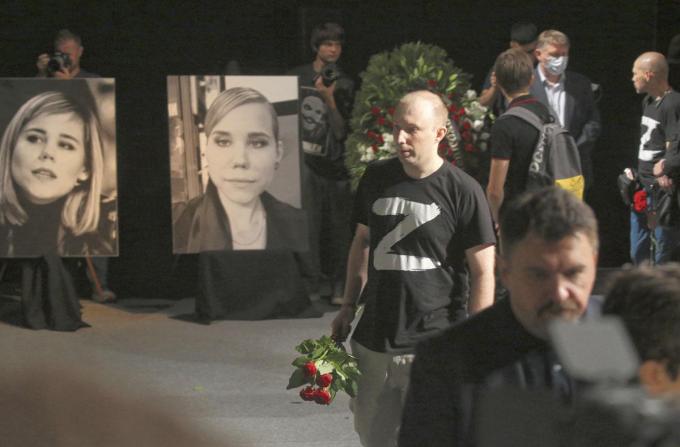 Le 20 août, Daria Douguina, fille de l’idéologue ultranationaliste russe Alexandre Douguine, trouve la mort dans l'explosion d'une voiture piégée. Cet assassinat laisse perplexe et préfigure une escalade de la guerre en Ukraine.