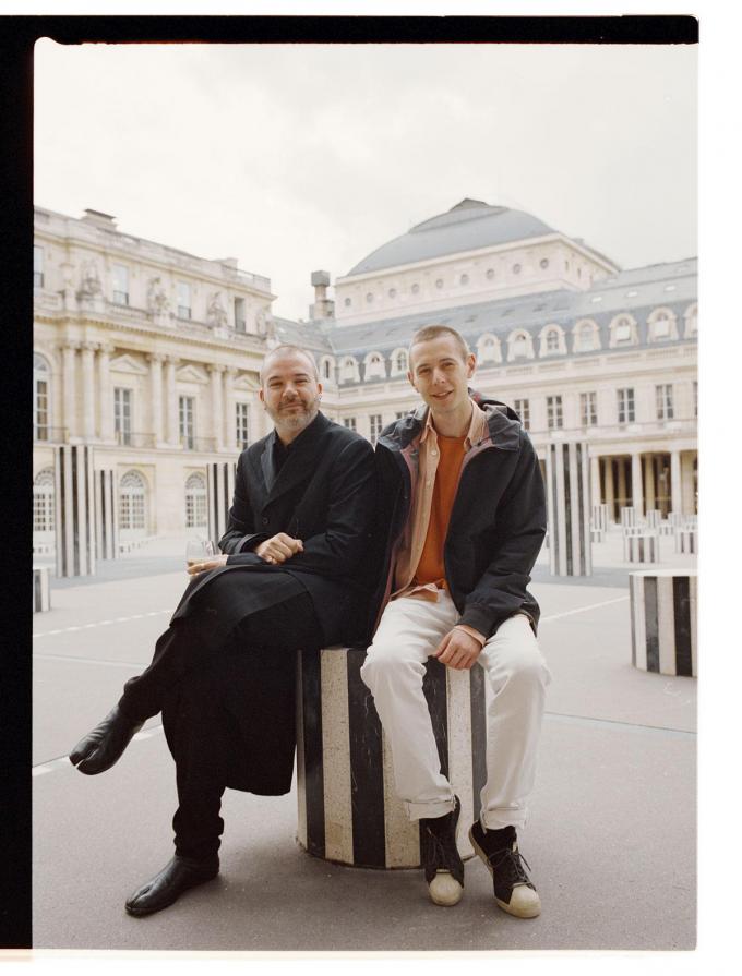 Op de binnenplaats van het Palais Royal met Thomas Tistounet, de oprichter van de showroom Untitled, die de eerste stappen van Cyril Bourez in de modescene begeleidt.