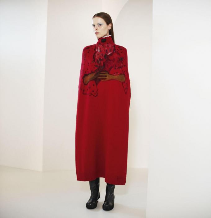 Robe en tricot avec trompe-l’œil, catsuit noir et bottes en cuir, le tout Raf Simons.