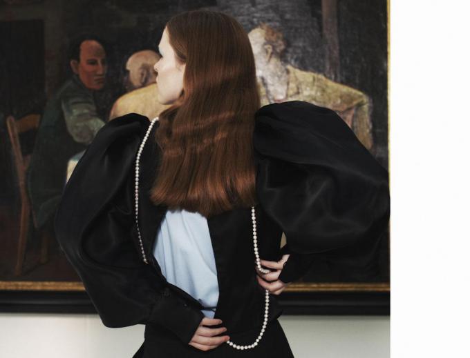 Blouse à manches ballon en soie noire, Natan Couture. Blouse en coton bleu clair, Gigue. Pantalon trois-quarts noir, Caroline Biss. Collier de perles vintage.