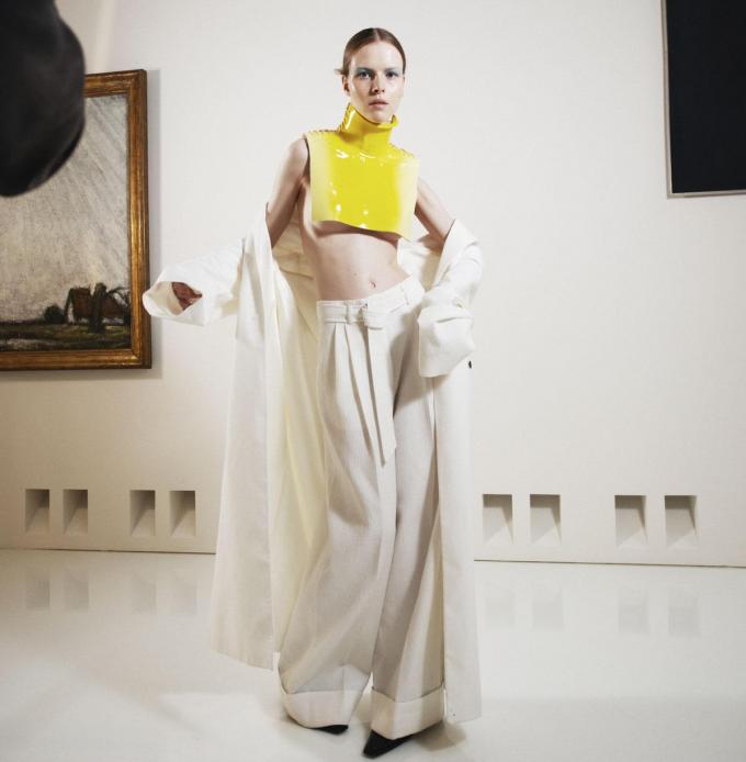 Col en céramique, Igor Dieryck x Estelle Van Der Gucht. Pantalon en viscose, Christian Wijnants. Manteau long, Toos Franken. Chaussures, Ann Demeulemeester.