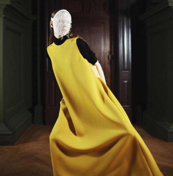 Robe longue en Néoprène jaune, Natan. Top à col roulé noir, Caroline Biss. Masque en dentelle blanche, Matthew Schell.