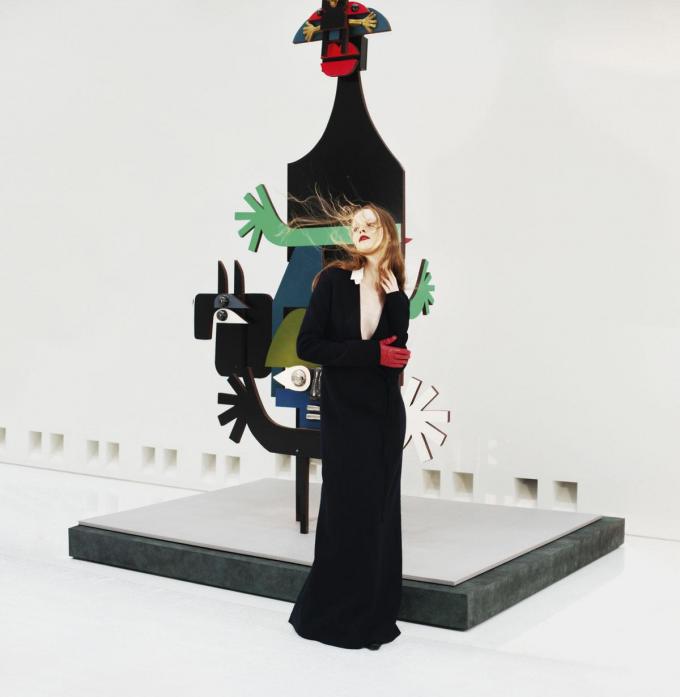 Robe longue en laine bleu foncé, col en coton et chaussures noires, le tout Ann Demeulemeester. Gants en cuir rouge vintage.