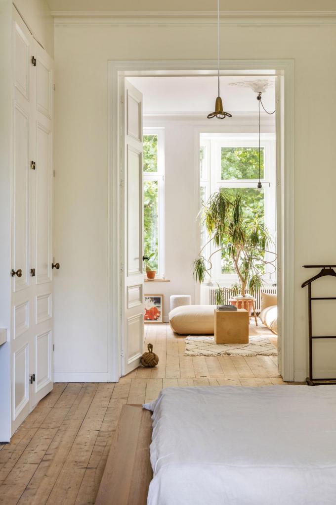 Pour la suite parentale, la maîtresse de maison a choisi le blanc et l’épure, éclairé le tout grâce à Areti et préféré un lit sur mesure par Deco-Lust.