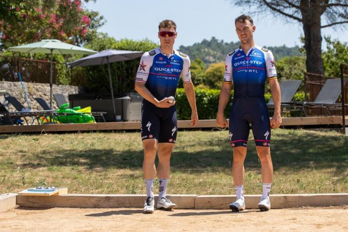 Tijdens de Tour de France maakten Fabio Jakobsen en Yves Lampaert gebruik van de rustdag om een balletje te gooien, op donderdag 8 september zitten in Izegem in het peloton.