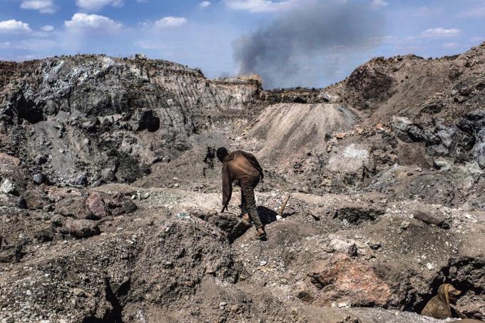 Kobaltmijn in Congo. Kinderarbeid is slecht voor het imago van de autoproducenten.