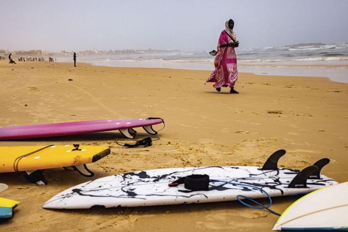 Foot, jogging... les hommes investissent le terrain. Des femmes se promènent le long du rivage. D’autres s’ occupent de leurs enfants sous des parasols en paille.
