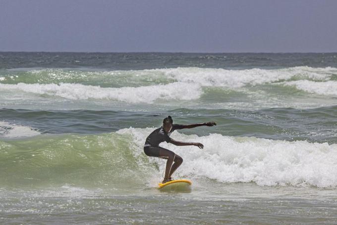 Dans l’eau, l’adolescente de 14 ans oublie ses soucis. Si elle est tombée à plusieurs reprises, Khadjou lui a appris à ne pas abandonner «et à me relever à chaque fois».