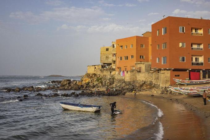 A Xataxely où habitent Soukeye et sa famille, les habitants vivent principalement de la pêche et des touristes, que le père de la jeune fille emmène en pirogue vers l’île de Ngor, prisée pour la beauté de ses plages.