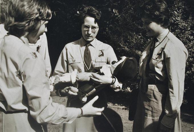 De scouts van Ruddervoorde vieren de ‘geboorte’ van Scouts & Gidsen De Graal Lichtervelde in 1962.