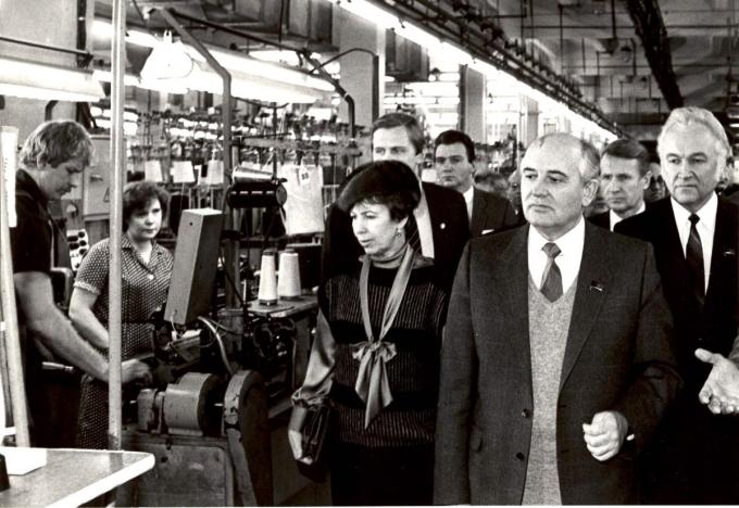 Gorbatsjov bezoekt een fabriek in Talinn, in 1987.