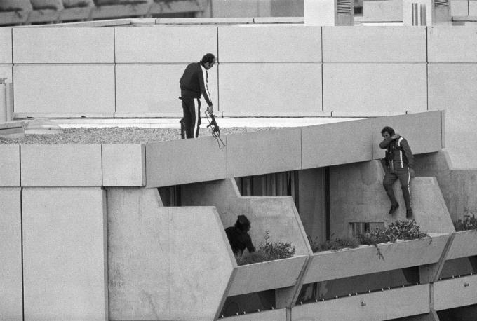 Gewapende politieagenten proberen via het dak het appartementsblok binnen te dringen waar de Israëliërs gegijzeld worden.