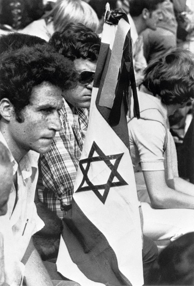 Israëlische atleten en delegatieleden rouwen tijdens de herdenking de dag na het drama.
