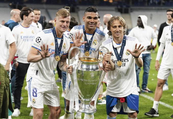 Toni Kroos, Casemiro en Luka Modric met de beker in Parijs. Alle drie wonnen ze vijf keer de Champions League.