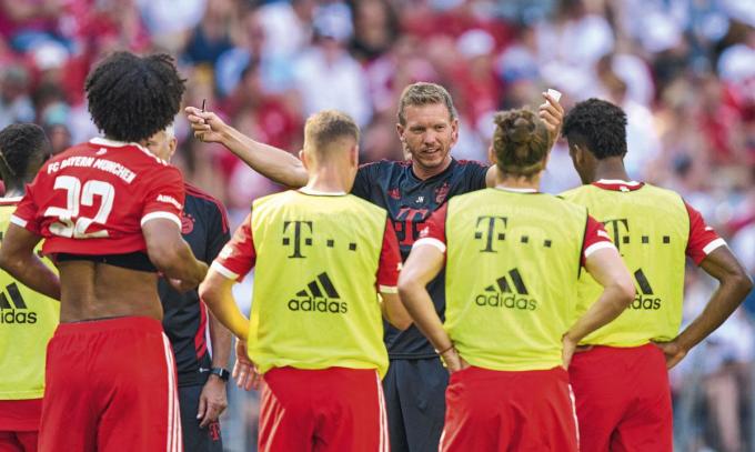 Julian Nagelsmann spreekt zijn spelers toe: 'Maar je moet bij Bayern niet alleen met de spelers communiceren.'