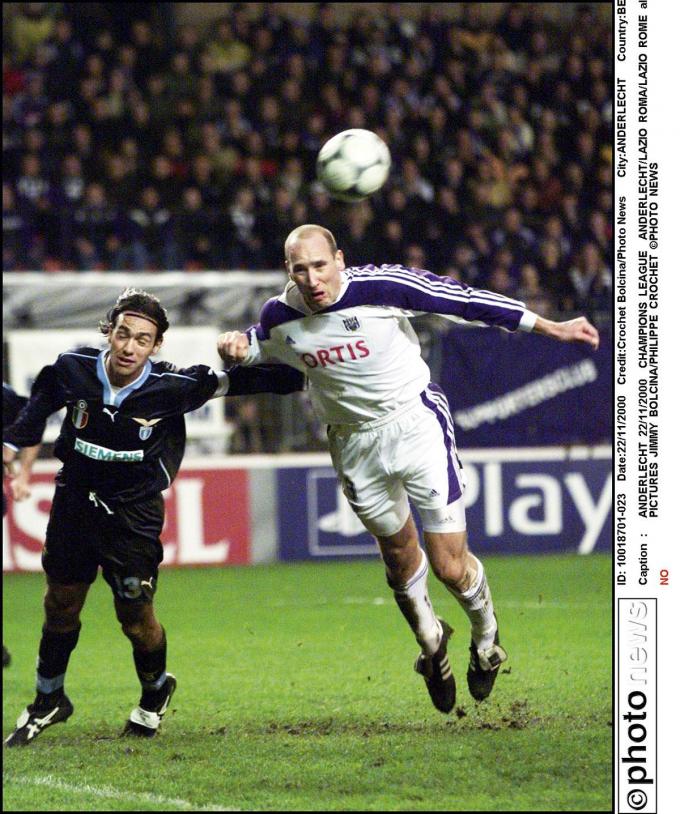 2 Jan Koller au duel avec Alessandro Nesta lors de l'exploit contre la Lazio.