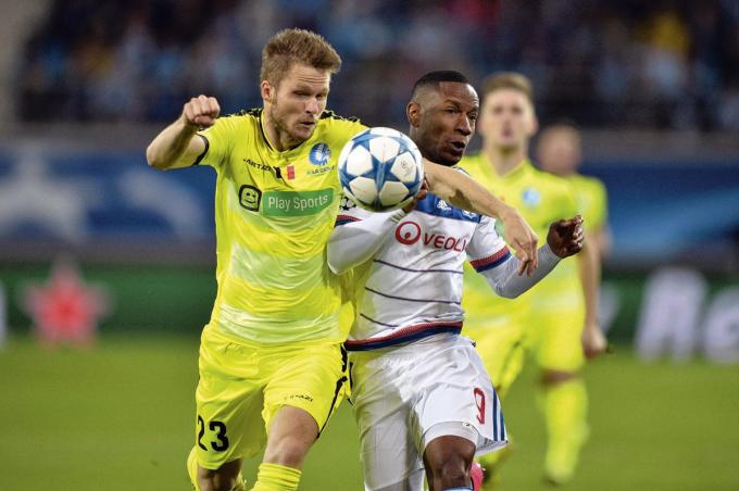 9 Lasse Nielsen s'impose face à Claudio Beauvue lors du succès gantois en terres lyonnaises.