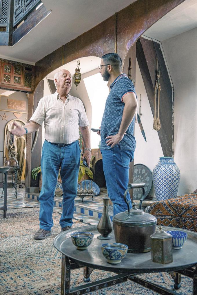 Claude Jamati (links), achterneef van Lyautey, in het Marokkaanse salon van diens kasteel. ‘Ik heb alle plaatsen bezocht waar mijn oudoom ook geweest is.’