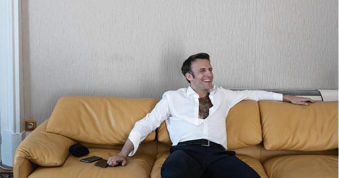 Emmanuel Macron oogt ontspannen na zijn verkiezingsoverwinning, met open hemd én borsttapijtje.