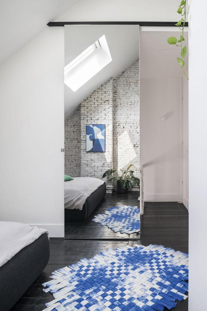Het blauw-witte tapijt is een ‘one-off’ van Omarcity, ontworpen door Wiesi Will.