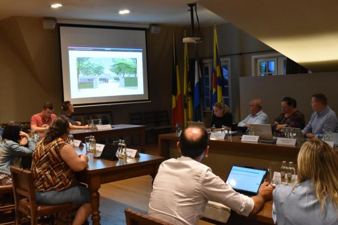 Burgemeester Joris Hindryckx geeft uitleg bij de plannen voor de herinrichting van de Markt van Houthulst op de gemeenteraad van donderdag 1 september.