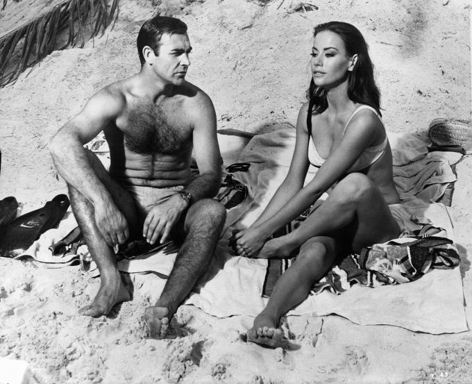 Sean Connery et Claudine Auger dans le film Opération Tonnerre, en 1965.